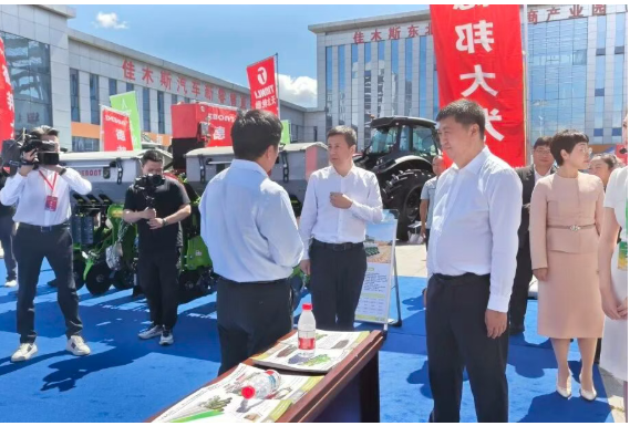 气吸﹢电驱双技术加持 德邦大为播种装备亮相佳木斯农机展销会